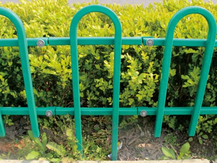 鐵藝圍欄：pvc草坪可以美化城市且有實(shí)用價值